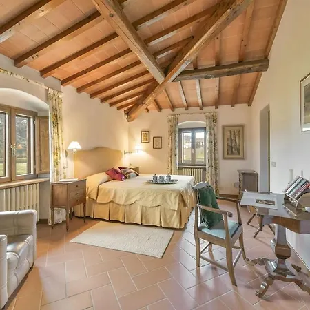 Holiday home Delightful In With Swimming Pool